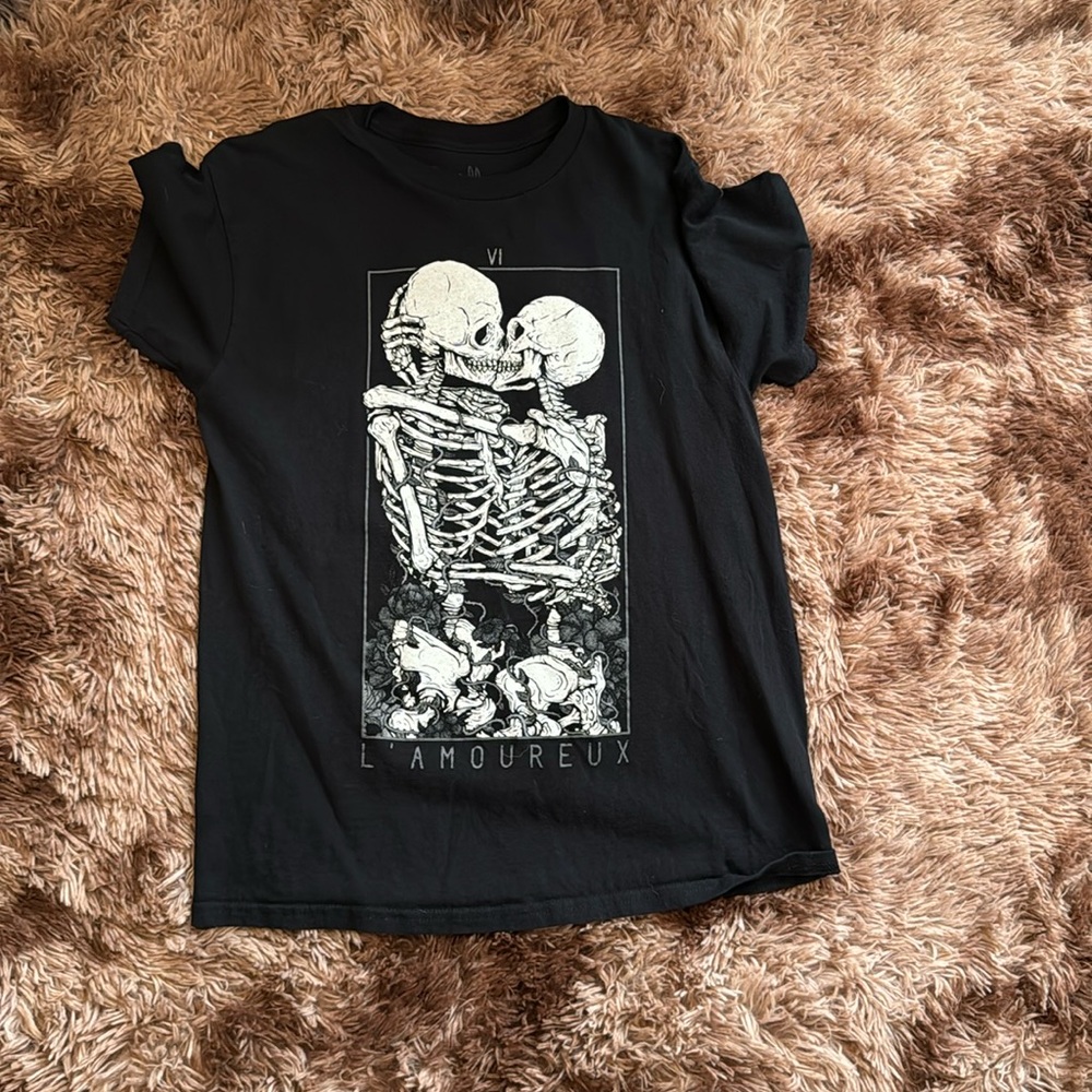 Skeleton kissing t shirt